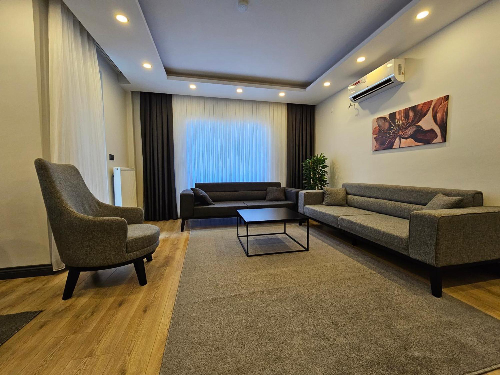 New Flat&large Living Space 2-3 Near By Lara Apartment *